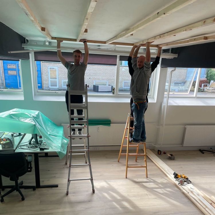 Frederik satte akustiklofter op - Vi andre hjalp.